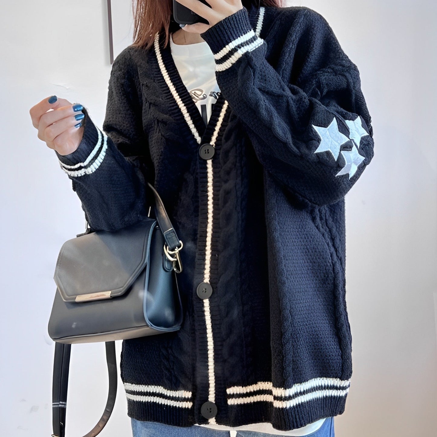 ModeGeist | Warmer Karamell Damenstrickjacke Mit Stilvoller Stickerei