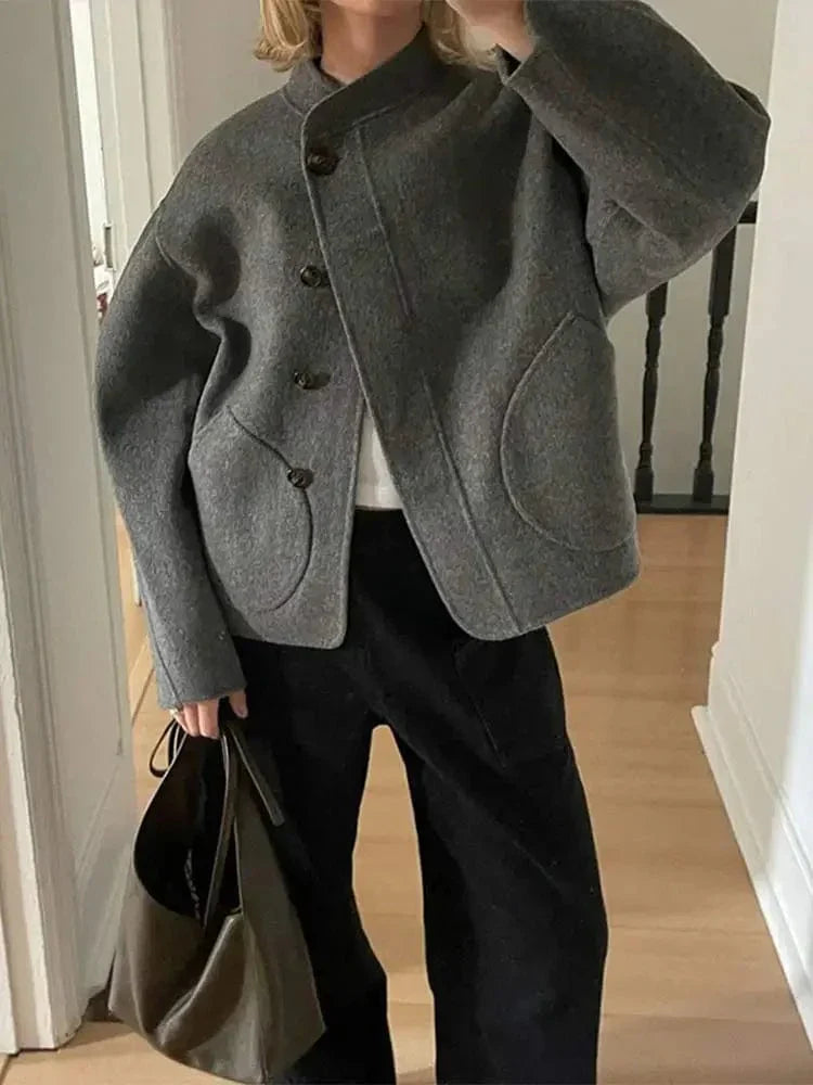 ModeGeist | Übergröße Wolljacke mit Asymmetrischer Knopfleiste und Großen Taschen