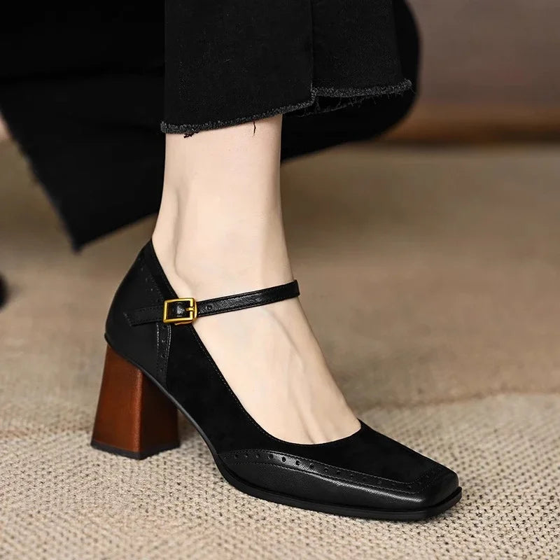 MODEGEIST Damen Pumps Eckige Spitze Blockabsatz Knöchelriemen Brogue
