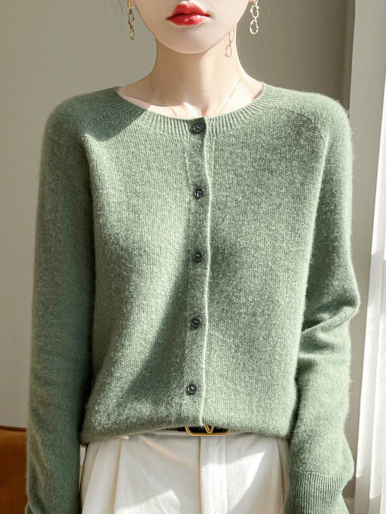 Kurze Damen-Strickjacke mit Knöpfen