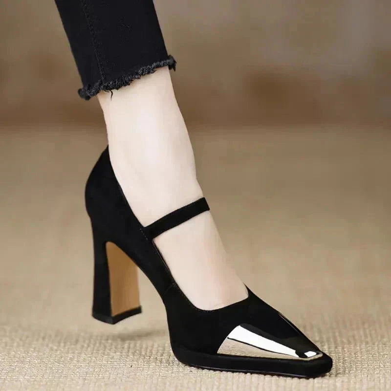 MODEGEIST Damen Mary Jane High Heel Pumps Lackkappe Blockabsatz