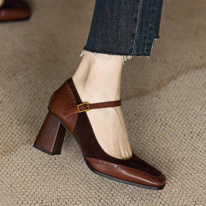 MODEGEIST Damen Block-Heel Pumps Quadrat-Zehenform Knöchelriemen Brogue-Design
