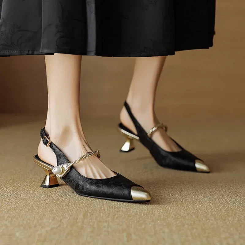 MODEGEIST Damen Slingback Kitten Heels Perlenriemen Spitze Zehen