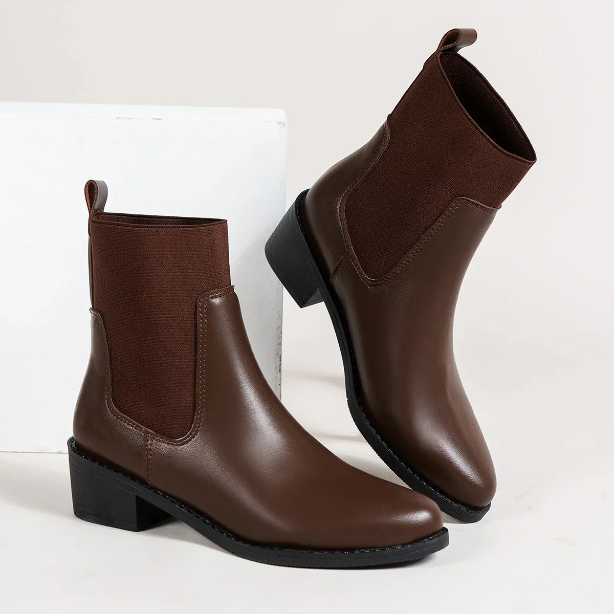 ModeGeist | Chelsea Boots mit Blockigem Absatz und Spitzer Zehe