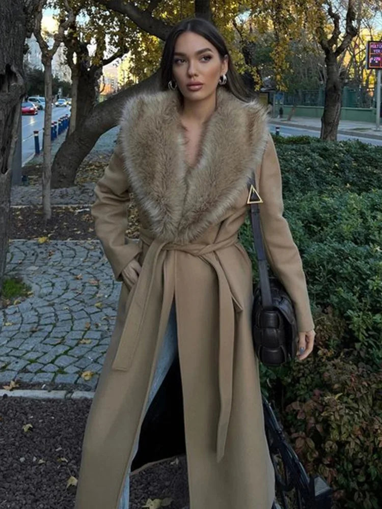 ModeGeist | Lange Jacke mit Kunstpelzkragen Taillierte Passform Eleganter Look