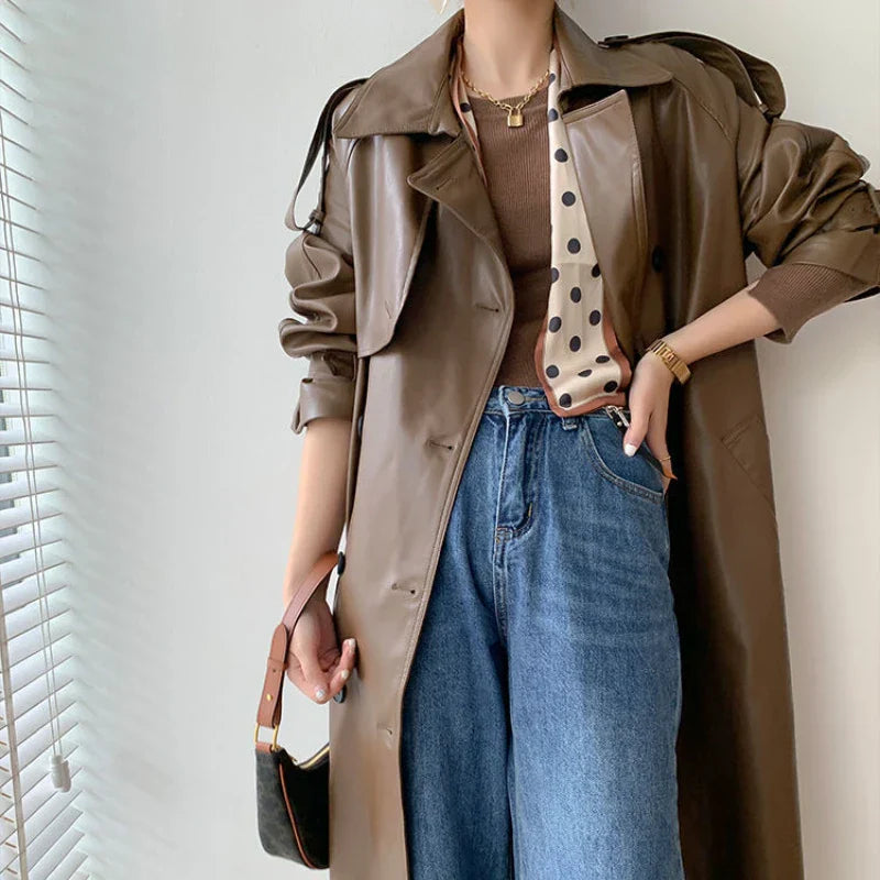 ModeGeist | Langer Trenchcoat für Frauen Lederlook Stilvoll und Modern