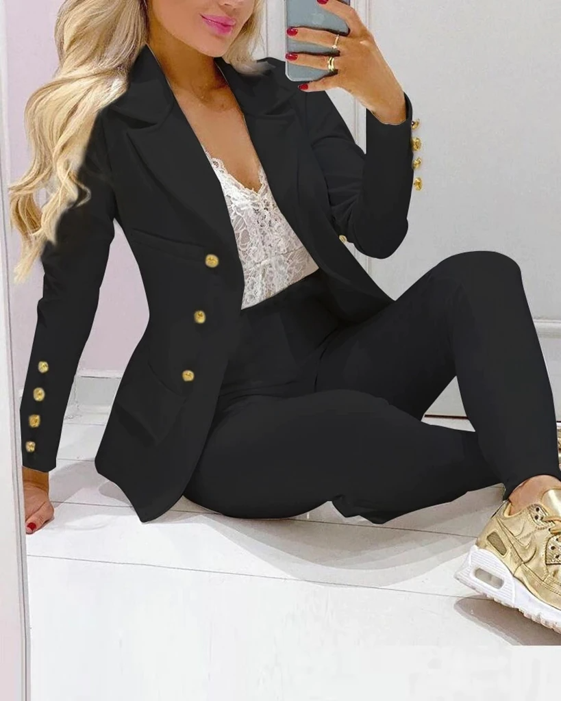 Maßgeschneidertes Hose-Blazer-Ensemble