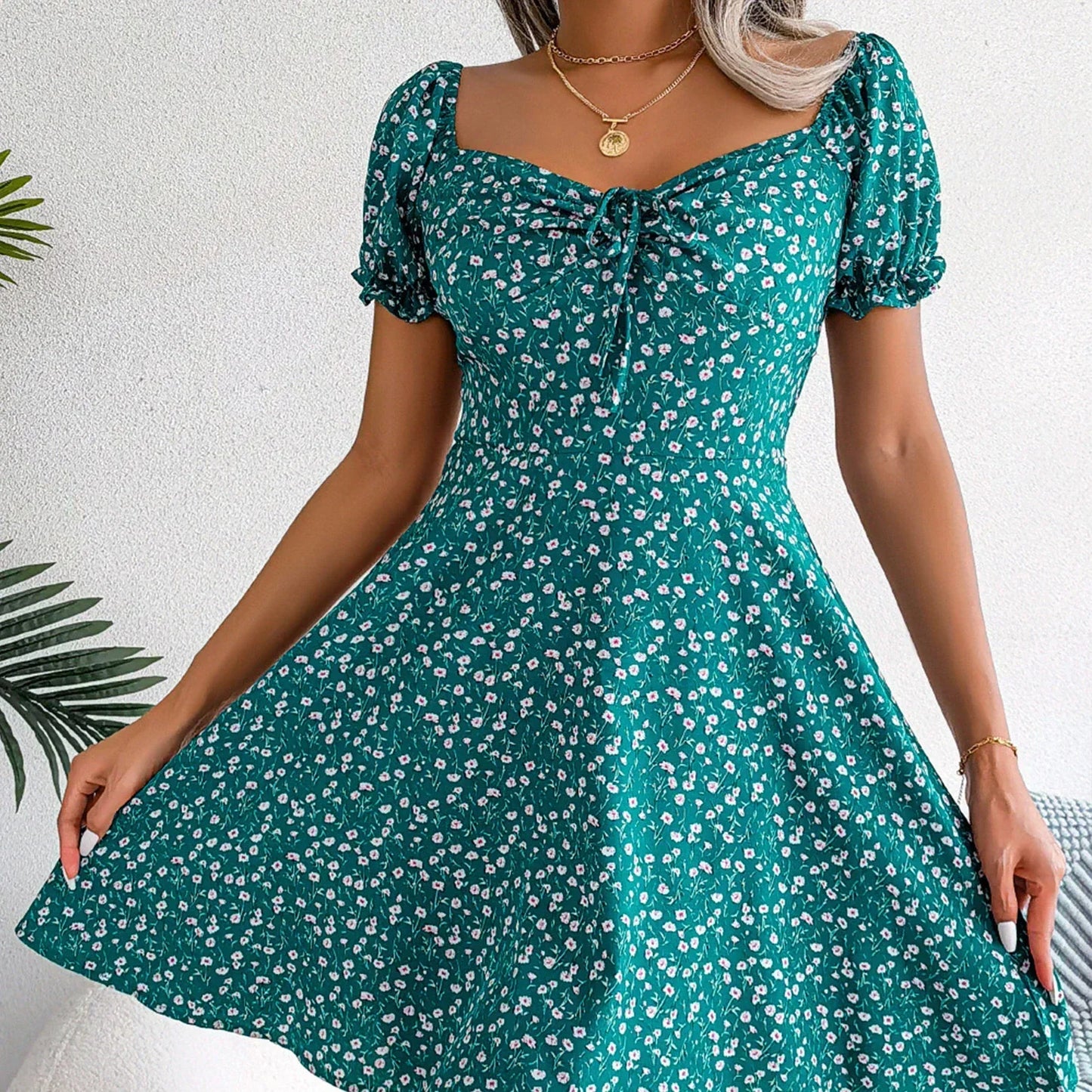 Sophie: Kleid mit V-Ausschnitt und Korsett-Schnürung