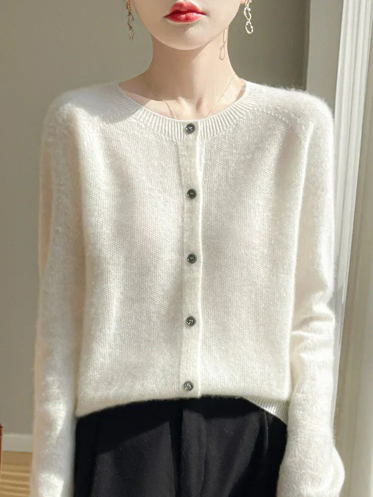 Kurze Damen-Strickjacke mit Knöpfen
