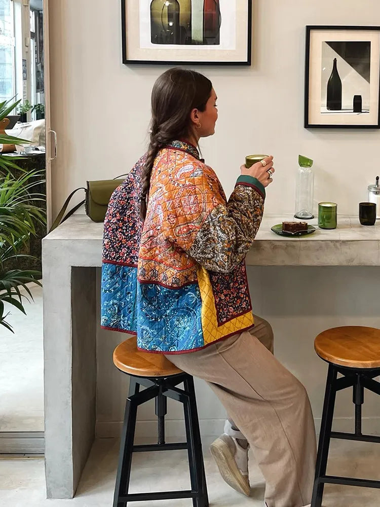 ModeGeist | Blumengemusterte Wendeblouson Wärme und Stil in Einem Boho-design