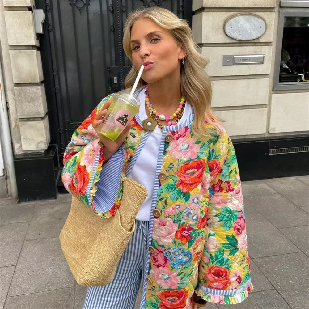ModeGeist | Blumenjacke mit Verspieltem Muster