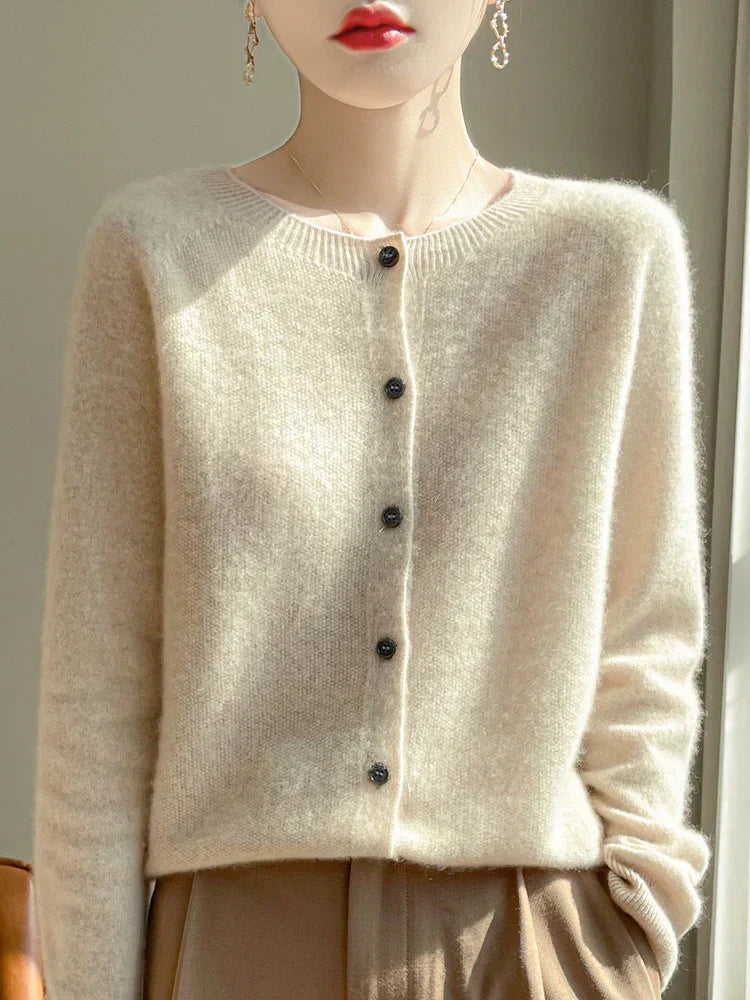 Kurze Damen-Strickjacke mit Knöpfen