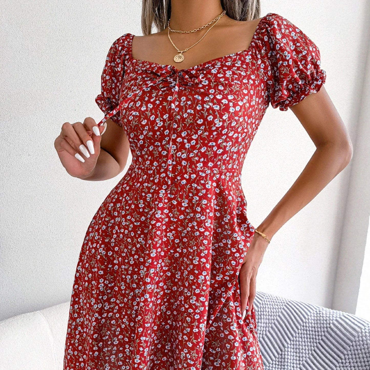 Sophie: Kleid mit V-Ausschnitt und Korsett-Schnürung