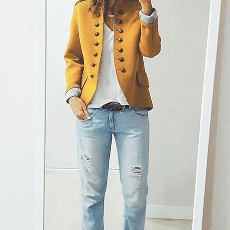 Moderner Blazer mit Ärmeln und angesagten Knöpfen für eine schlanke, trendige Silhouette