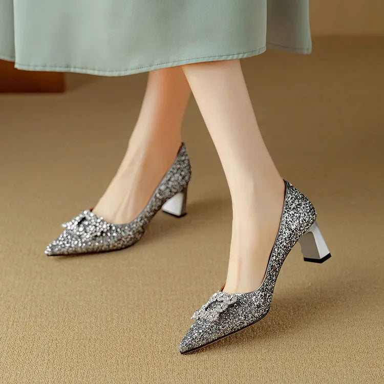 MODEGEIST Damen Pumps Blockabsatz Glitzer Spitze Zehe Strass-Details