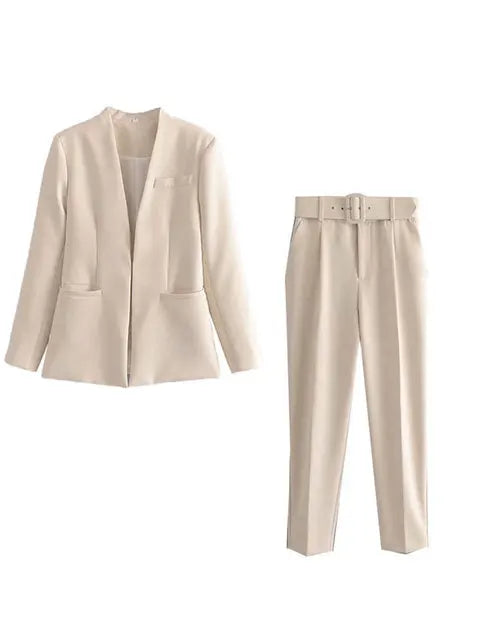 Elegantes Business-Outfit für Damen: Blazer und Hose