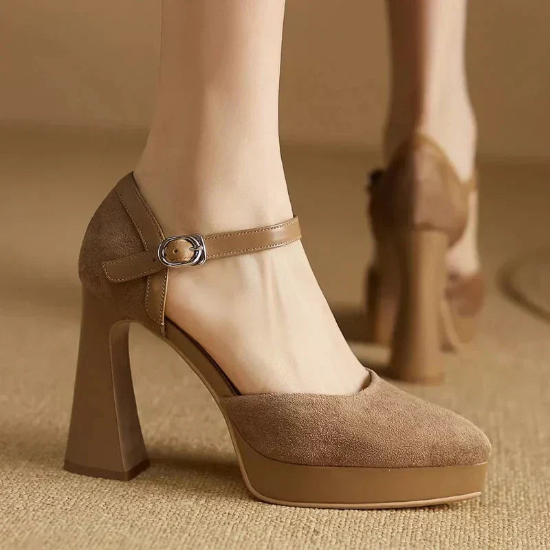 MODEGEIST Damen Plateau Pumps Blockabsatz Schwarz Knöchelriemen