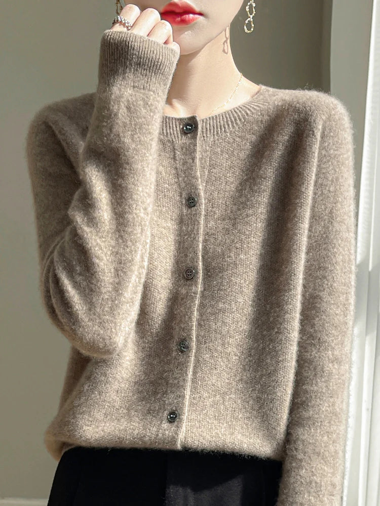 Kurze Damen-Strickjacke mit Knöpfen