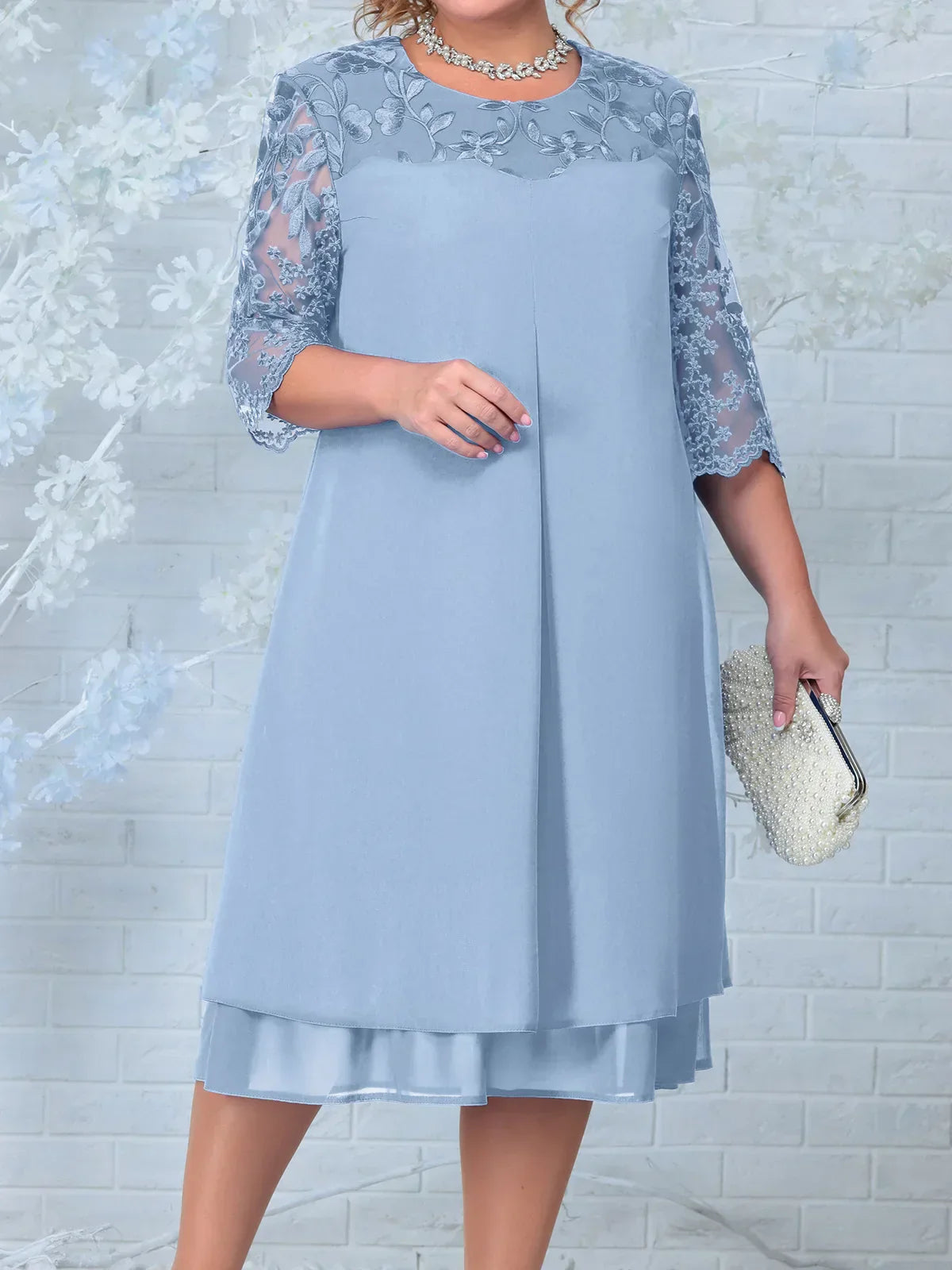 Großes, blumenbesticktes Juliann® Kleid