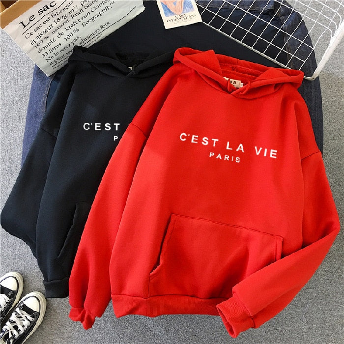 Bequemer Hoodie mit grafischem Design von Fudus