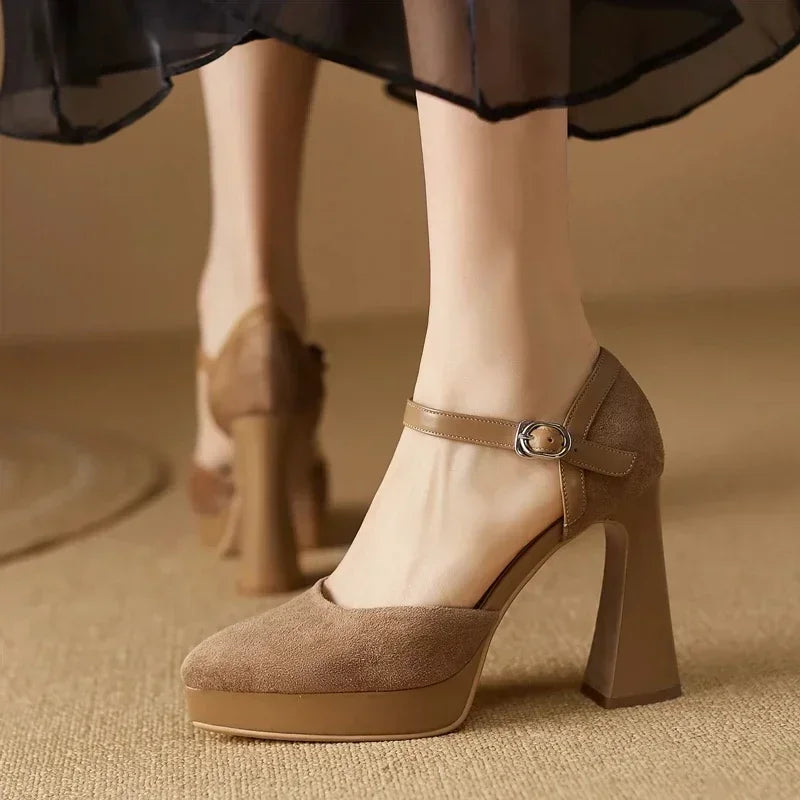 MODEGEIST Damen Plateau Pumps Blockabsatz Knöchelriemen Textil Schwarz