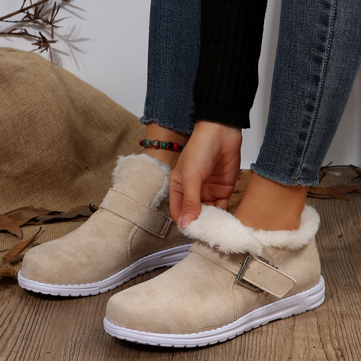ModeGeist | Bequeme Kurze Stiefel mit Plüschigem Fell und Flachen Sohlen für Frauen