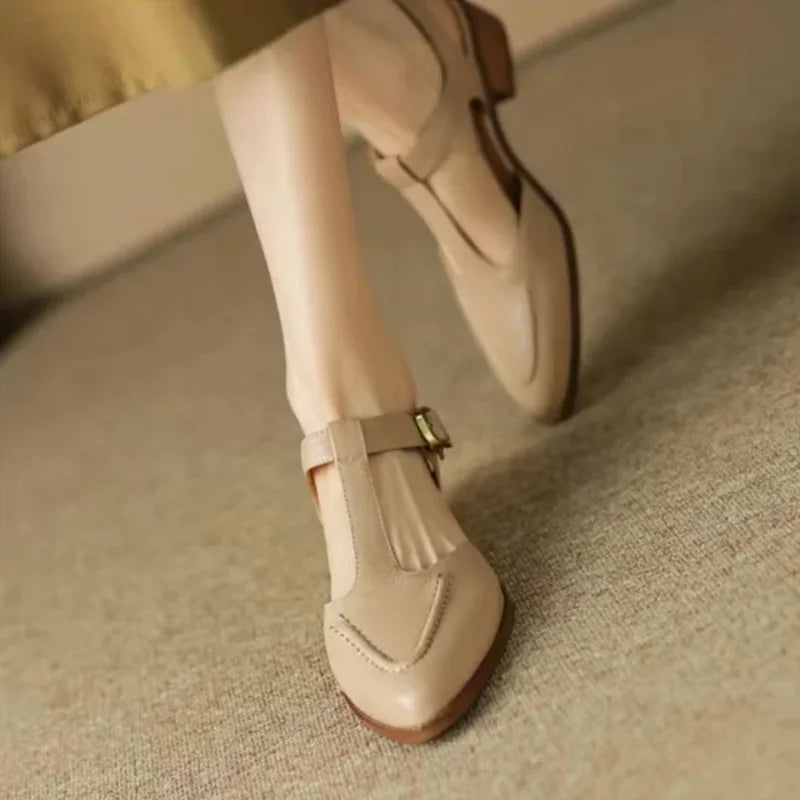 MODEGEIST Damen T-Spangen Schuhe Spitze Zehe Niedriger Absatz Schnalle