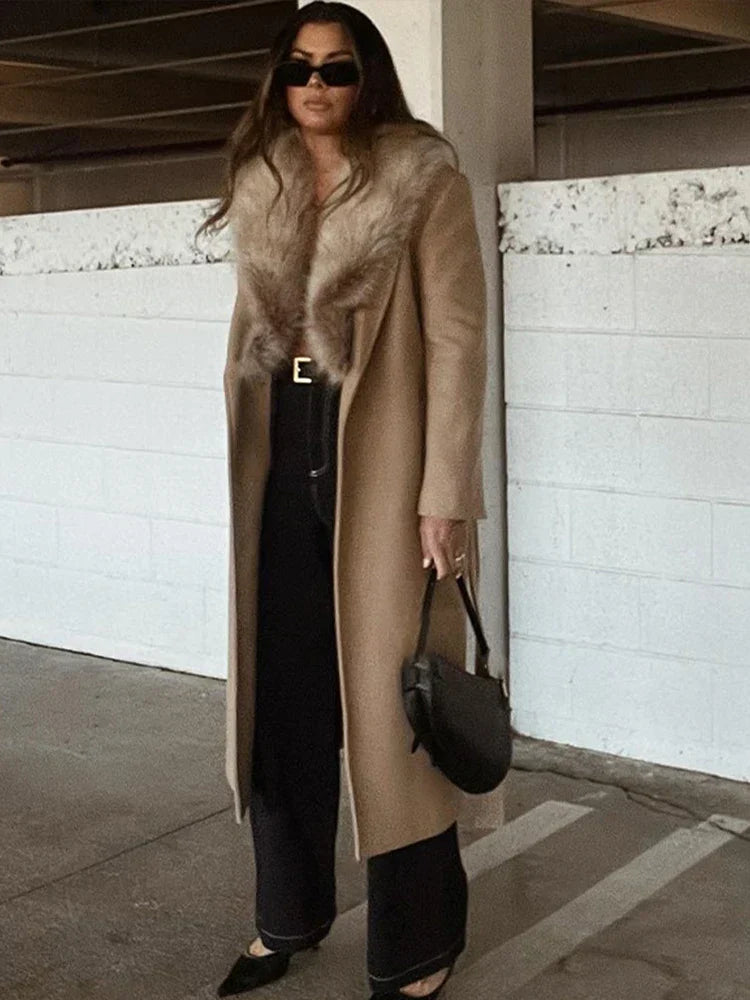 ModeGeist | Lange Jacke mit Kunstpelzkragen Taillierte Passform Eleganter Look