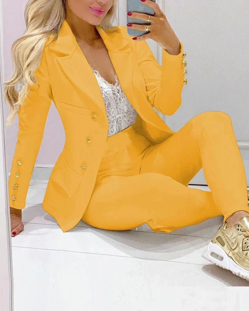 Maßgeschneidertes Hose-Blazer-Ensemble