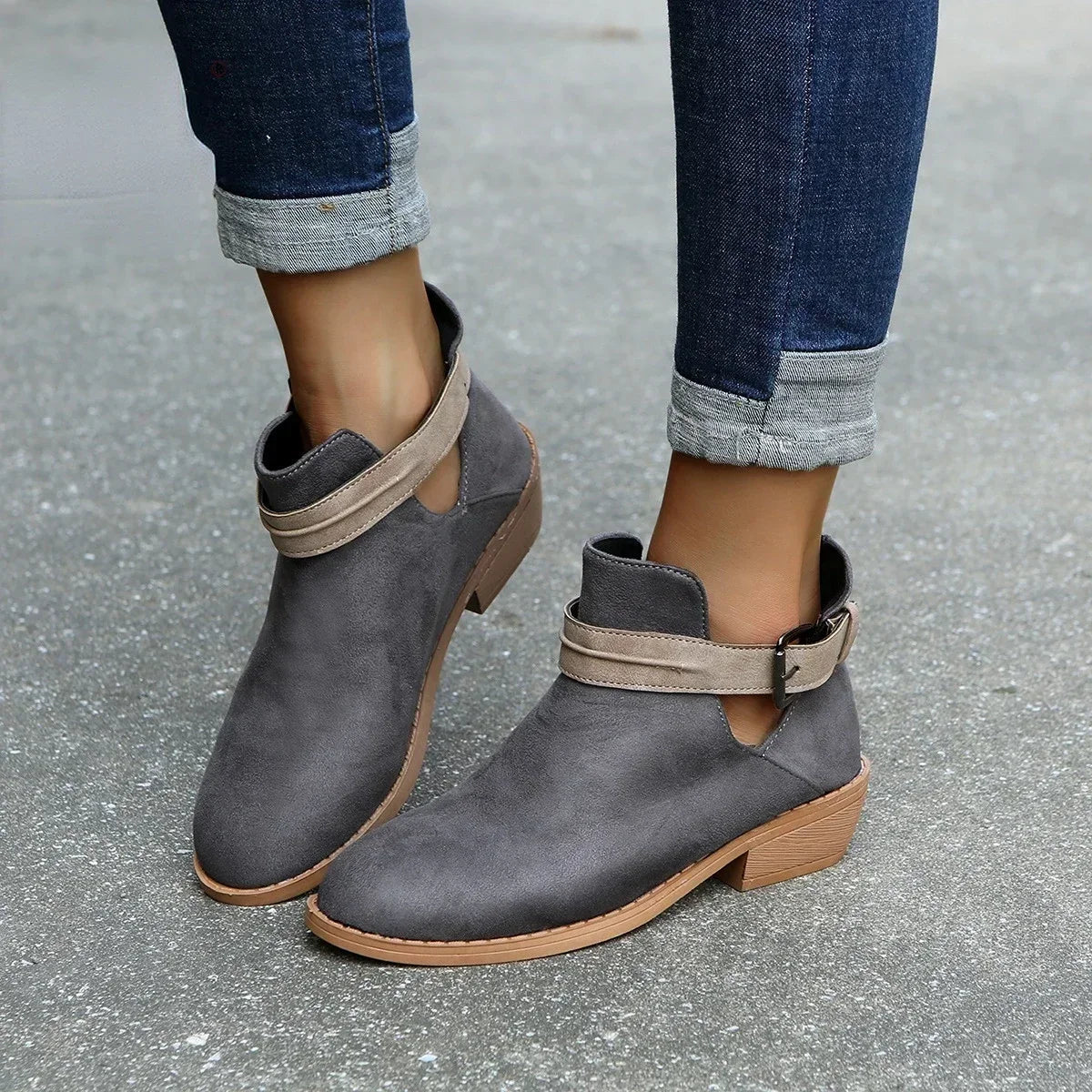 ModeGeist | Stiefeletten mit Verstellbarem Riemen und Spitzer Zehe