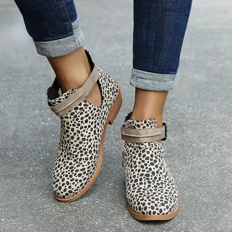 ModeGeist | Stiefeletten mit Verstellbarem Riemen und Spitzer Zehe