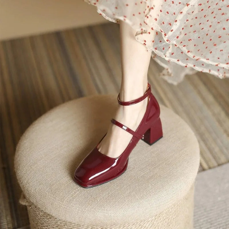MODEGEIST Damen Pumps Eckiger Zeh Knöchelriemen Block-Absatz Patent