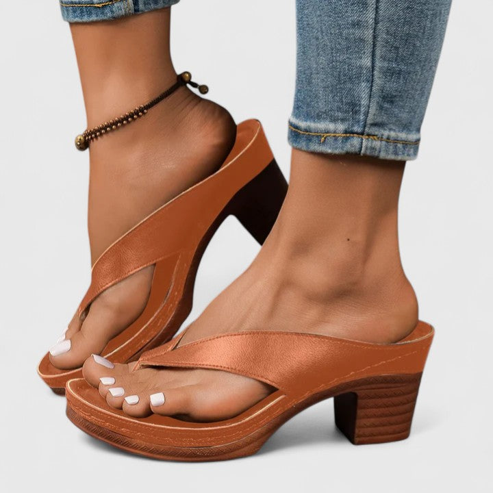 MODEGEIST Damen Block-Heel Zehentrenner mit Plateau-Sohle Schwarz