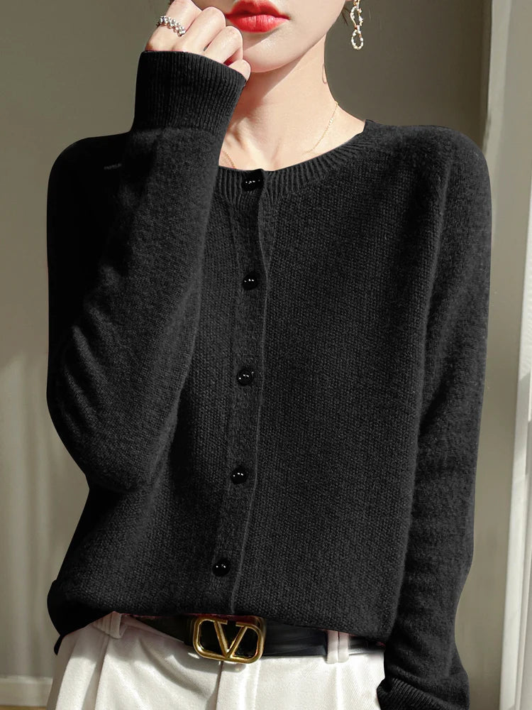Kurze Damen-Strickjacke mit Knöpfen