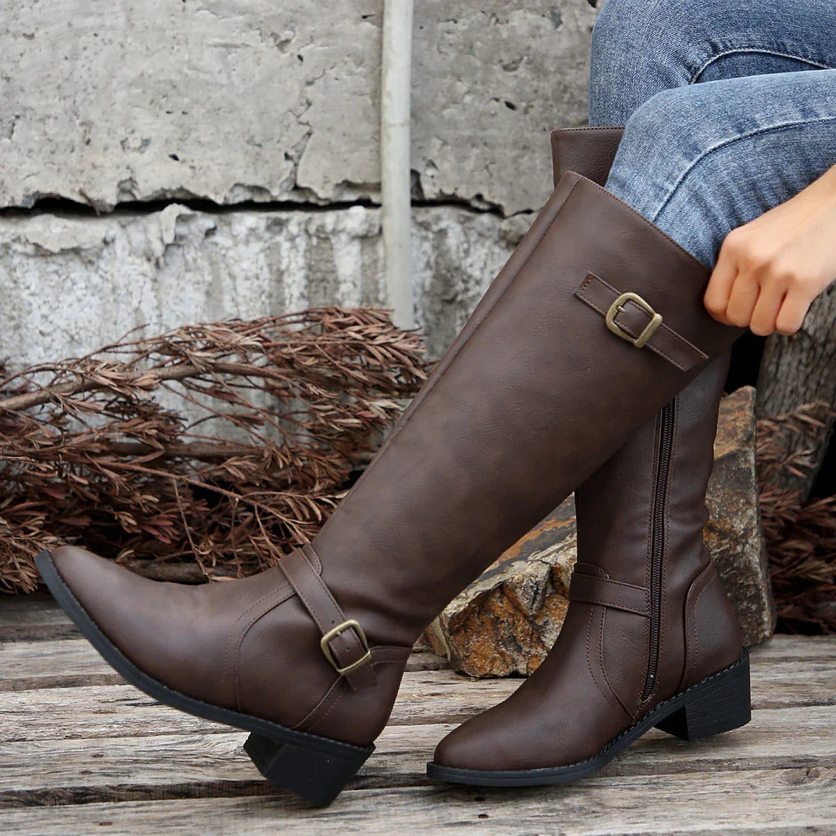 ModeGeist | Hohe Reitstiefel mit Schnallenriemen und Niedrigem Absatz für Frauen