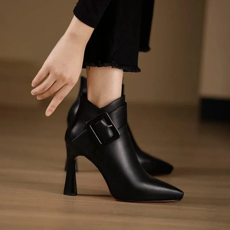 MODEGEIST Damen Stiefeletten mit Schnalle Blockabsatz Schwarz Kunstleder