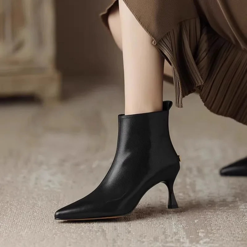 MODEGEIST Damen Kitten-Heel Stiefeletten Spitz Schwarz