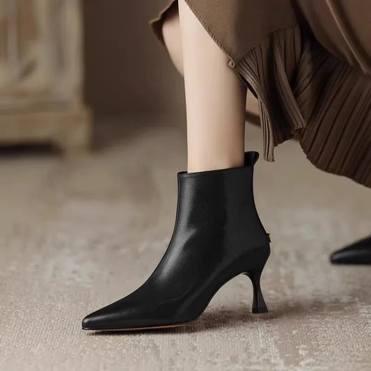 MODEGEIST Damen Kitten-Heel Stiefeletten Spitz Schwarz