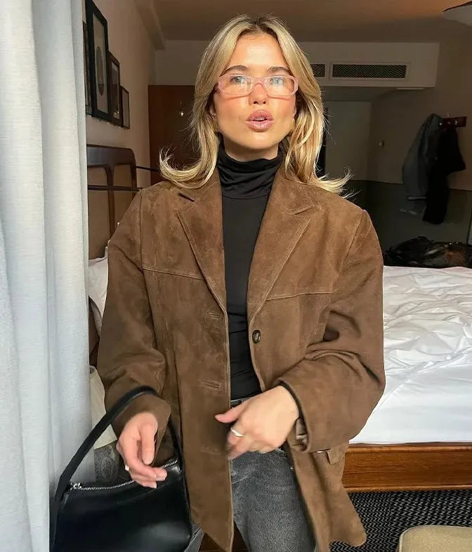 ModeGeist | Jacke - Maßgeschneiderter Wildleder-Look - Kurze Länge - Klassischer Kragen - Knöpfe