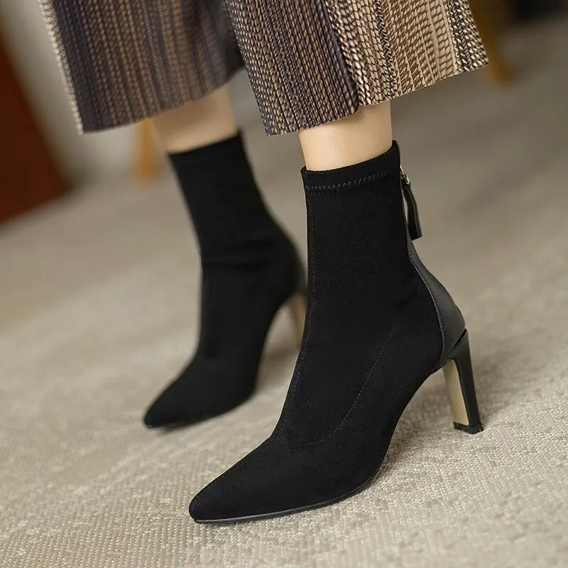 ModeGeist | Stiletto-Stiefeletten mit Spitzem Zeh und Reißverschluss Hinten