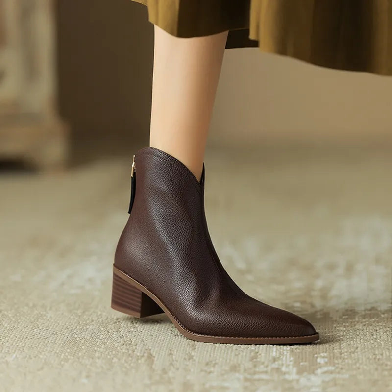 Lederstiefel von Dorothy mit spitzer Spitze