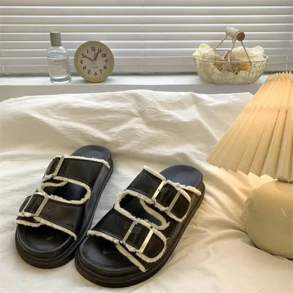 MODEGEIST Damen Slip-On Pantoletten Gepolstert Schnallen-Detail