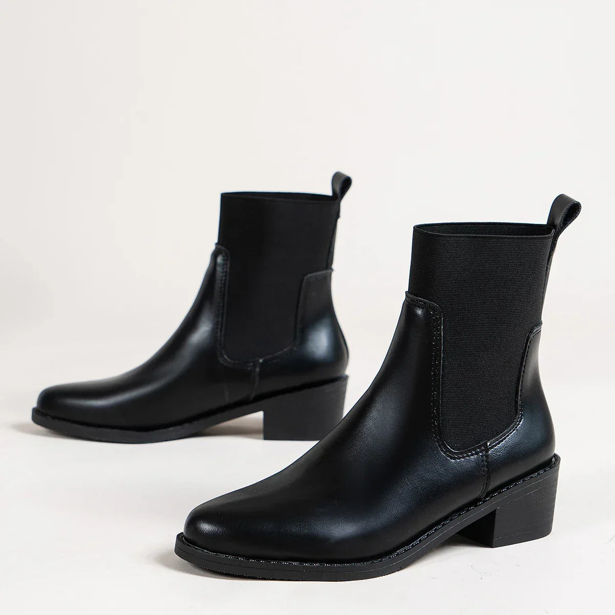 ModeGeist | Chelsea Boots mit Blockigem Absatz und Spitzer Zehe