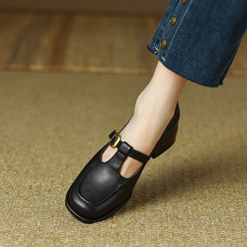 MODEGEIST Damen T-Spangen Schuhe niedriger Blockabsatz quadratische Zehenpartie
