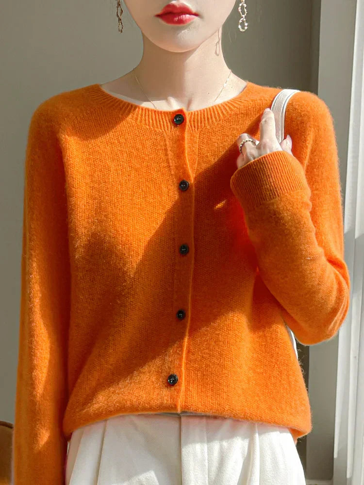 Kurze Damen-Strickjacke mit Knöpfen