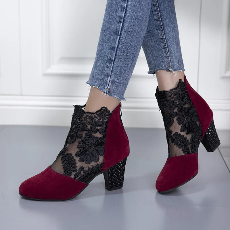 MODEGEIST Damen High Heels Spitze Mesh-Detail Elegante Stiefeletten