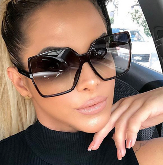 Damen Sonnenbrille im Old-Money-Stil
 - Krohn-e