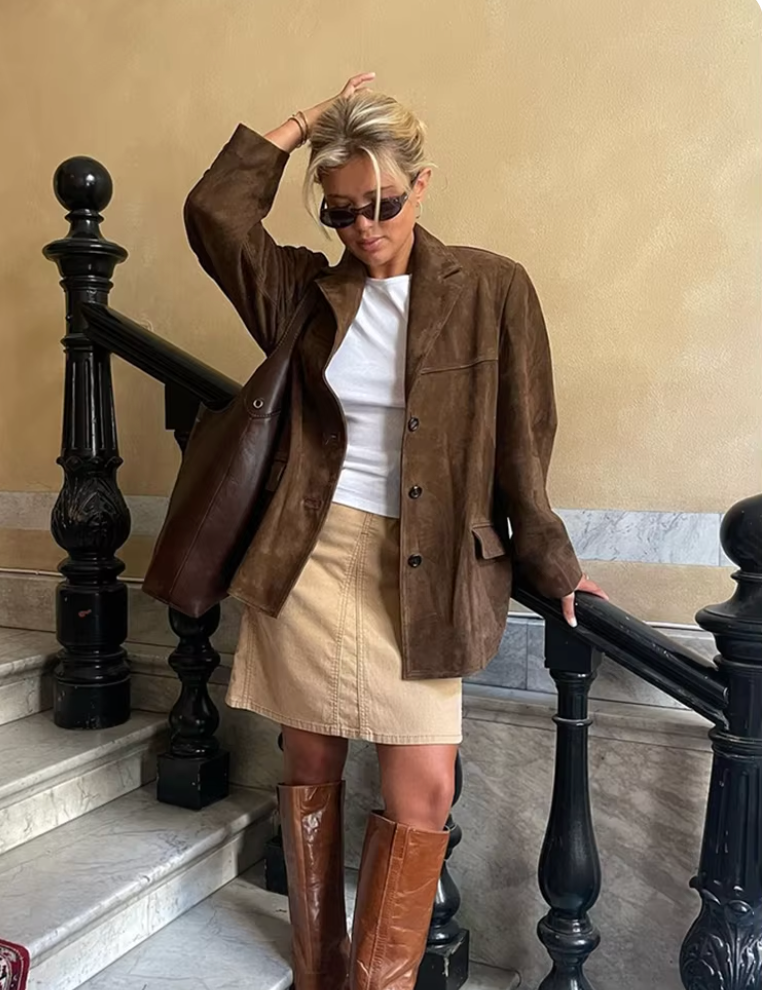 ModeGeist | Braune Wildlederjacke Zeitlos und Elegant Perfekt für Übergangszeiten