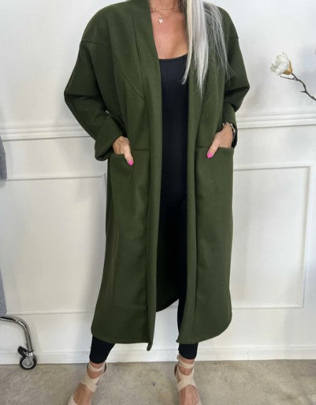 ModeGeist | Wbergroßer Mantel mit Klaren Nähten und Taschen