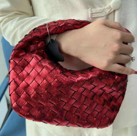 ModeGeist | Luxuriöse Geflochtene Handtasche in Metallic